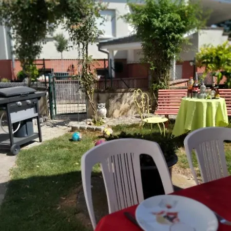Chez Jeanine Maison Familiale Holiday home *